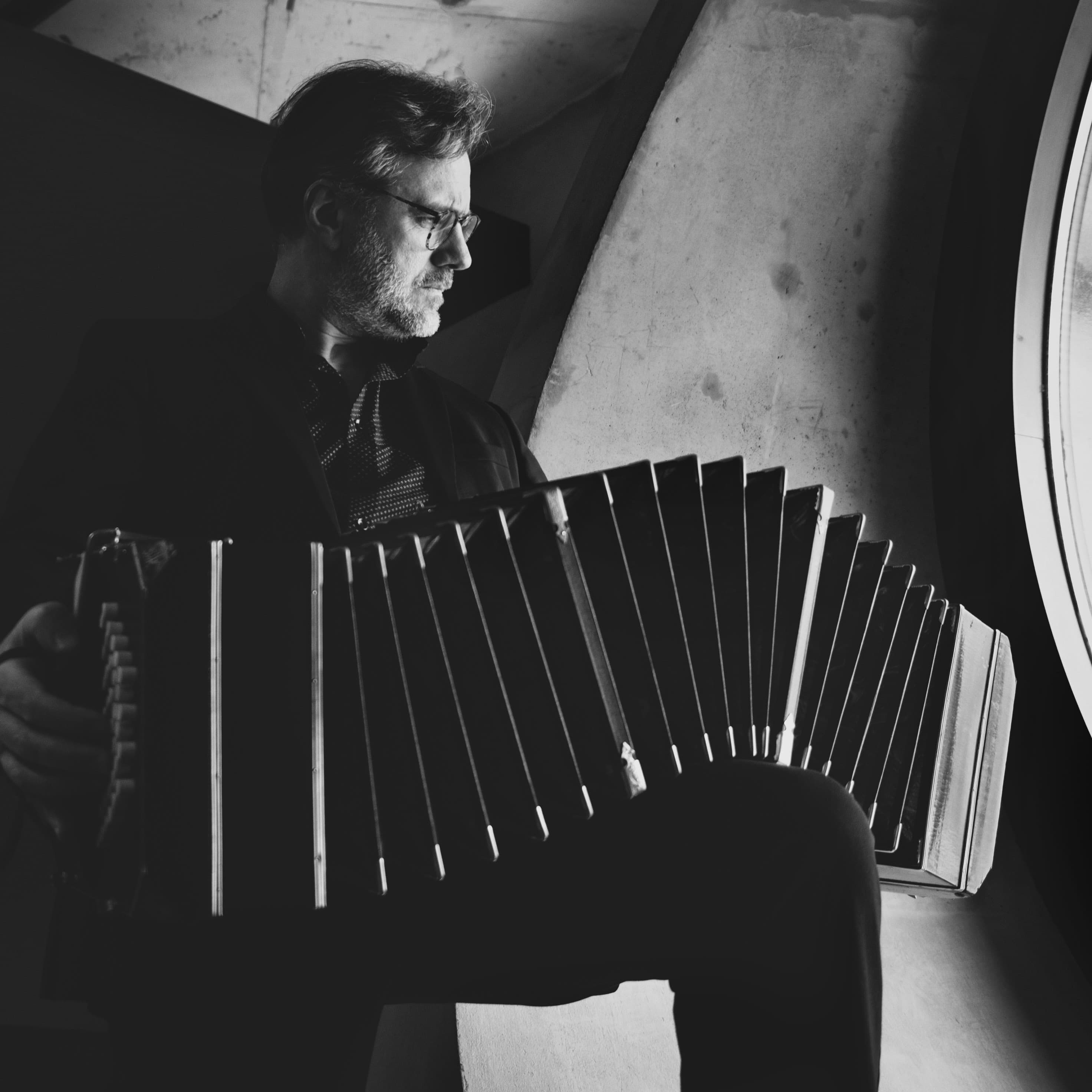 Tolga Salman bandoneon çalarken